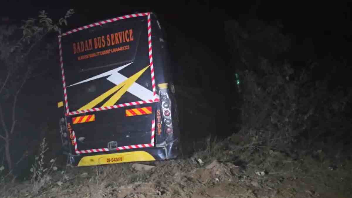 नशे में ड्राइवर ने झाड़ियों में घुसा दी बस, 100 लोग थे सवार, बाल-बाल बचे यात्री