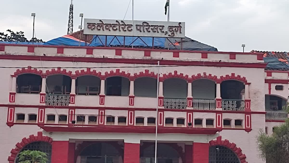 निकाय चुनाव में लापरवाही: दुर्ग कलेक्टर ने चार अधिकारियों को किया निलंबित