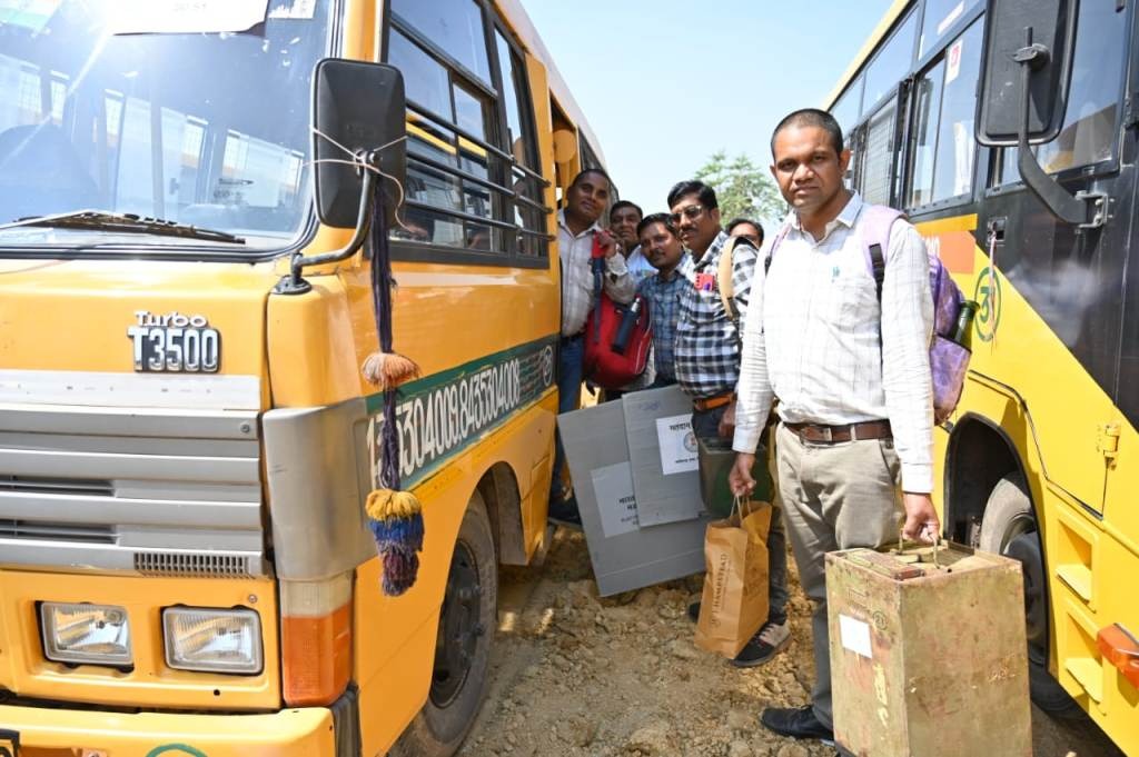 त्रिस्तरीय पंचायत चुनाव : तीसरे चरण के मतदान दल रवाना