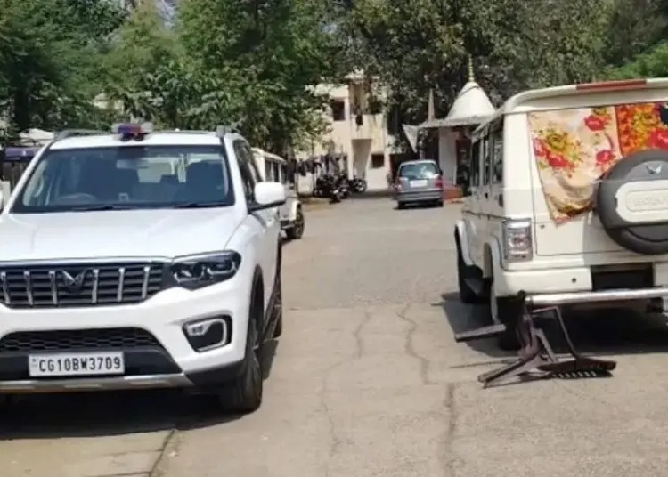 हार के बाद हिंसा, प्रत्याशी के समर्थकों ने मतदान दल को बनाया बंधक, पुलिस पर पथराव