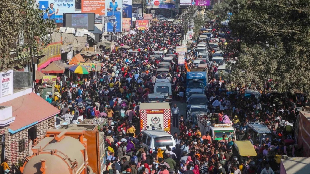 महाकुंभ में श्रद्धालुओं की रिकॉर्डतोड़ भीड़ : भारत में अब तक का सबसे लंबा ट्रैफिक जाम, 72 घंटे तक रेंगती रहीं गाड़ियां