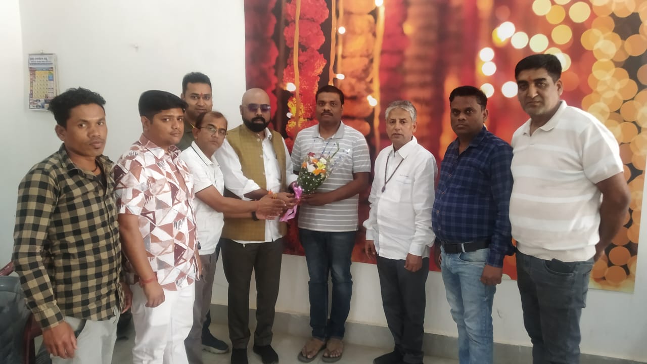 छत्तीसगढ़ सामाजिक विकास मंच ने नव निर्वाचित अध्यक्ष राहुल थाईवात को किया सम्मानित