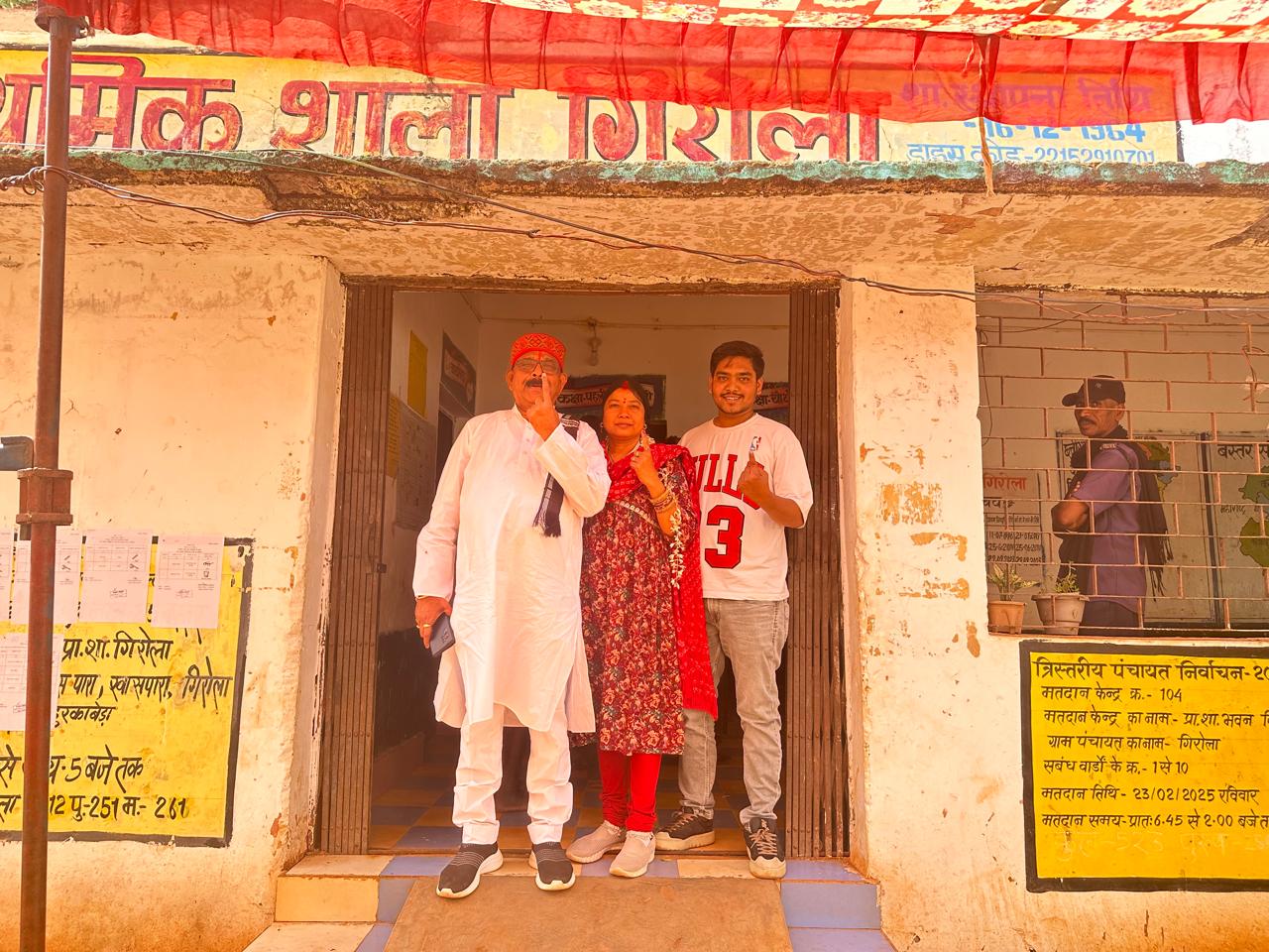 पंचायत चुनाव: तीसरे चरण में मतदान जारी, मतदाताओं में दिखा उत्साह, बस्तर विधायक लखेश्वर बघेल ने परिवार संग डाला वोट