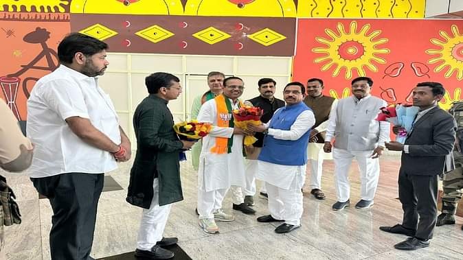 केंद्रीय मंत्री प्रहलाद जोशी का रायपुर दौरा, बजट प्रावधानों पर करेंगे चर्चा, एयरपोर्ट पर हुआ भव्य स्वागत, बुद्धिजीवी सम्मेलन में होंगे मुख्य वक्ता