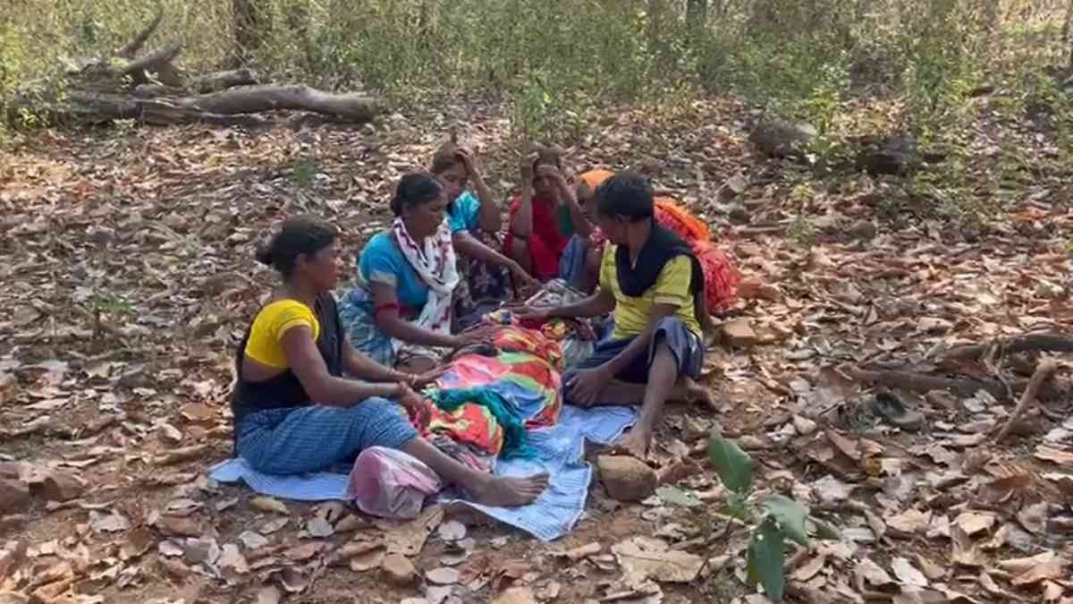 बस्तर में नक्सलियों का खूनी खेल: शिक्षक और ग्रामीण की निर्मम हत्या, क्षेत्र में दहशत