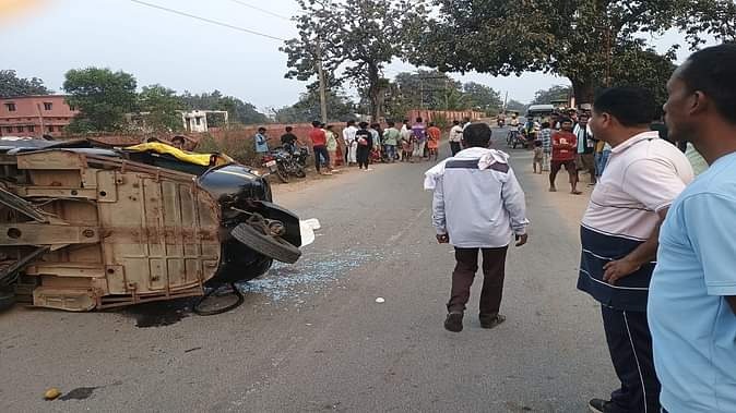 तेज रफ्तार ऑटो और बाइक की टक्कर, एक युवक की मौत, चार घायल