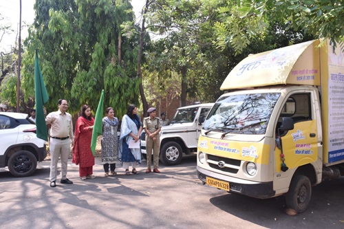 कलेक्टर ने बाल विवाह रोकथाम के प्रचार-प्रचार के लिए चलित वाहन को हरी झण्डी दिखाकर किया रवाना