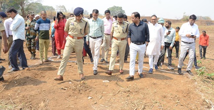 कलेक्टर डॉ. गौरव सिंह ने किया ग्राम केंद्री का दौरा
