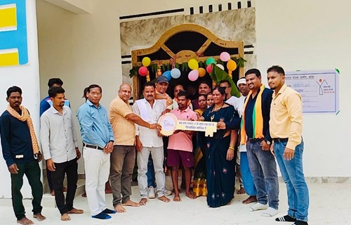 प्रधानमंत्री ने सुकमा जिले के 1249 गरीब परिवारों का गृह प्रवेश कराकर उन्हें पक्के मकान का दिया उपहार