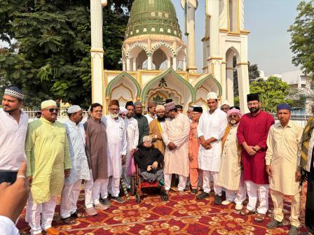 ईद पर अमन की दुआएं, गले मिलकर दी मुबारकबाद