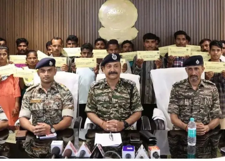 बीजापुर में 22 नक्सलियों ने किया आत्मसमर्पण, 6 इनामी माओवादी भी शामिल