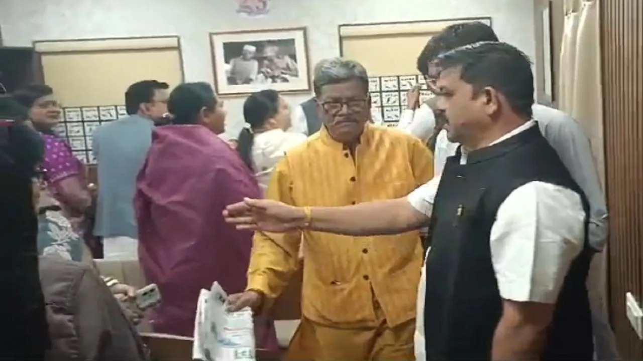विधानसभा में विपक्ष का वॉकआउट: अध्यक्ष-उपाध्यक्ष चुनाव पर गर्माई सियासत, मनाने पहुंचे मंत्री