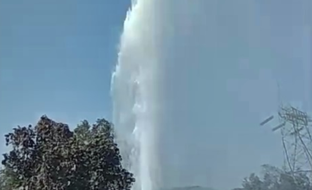 बिना मोटर बोरिंग से निकला 100 फीट ऊंचा पानी, रहस्यमयी नजारे को देखने उमड़ी भीड़