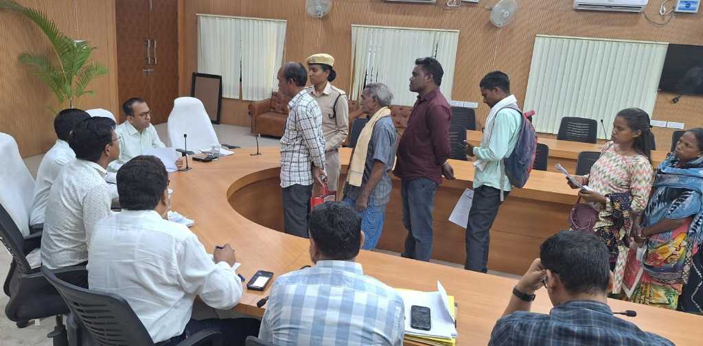 जनदर्शन में कलेक्टर ने सुनीं जन समस्याएं, अधिकारियों को जल्द निराकरण के निर्देश