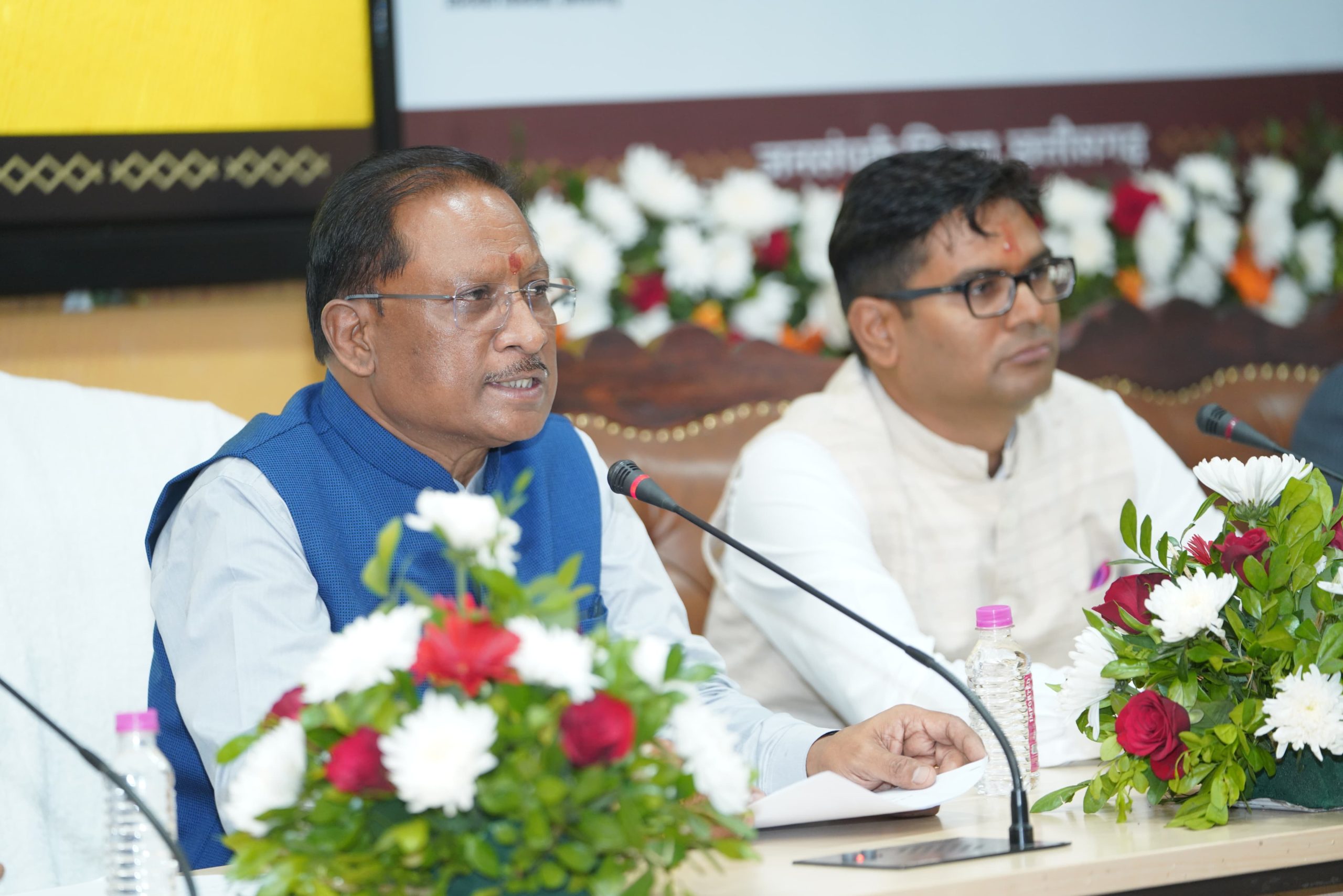 छत्तीसगढ़ में पहली बार हस्तलिखित बजट पेश, 100 पृष्ठों में वित्त मंत्री ने हाथ से लिखा ऐतिहासिक बजट