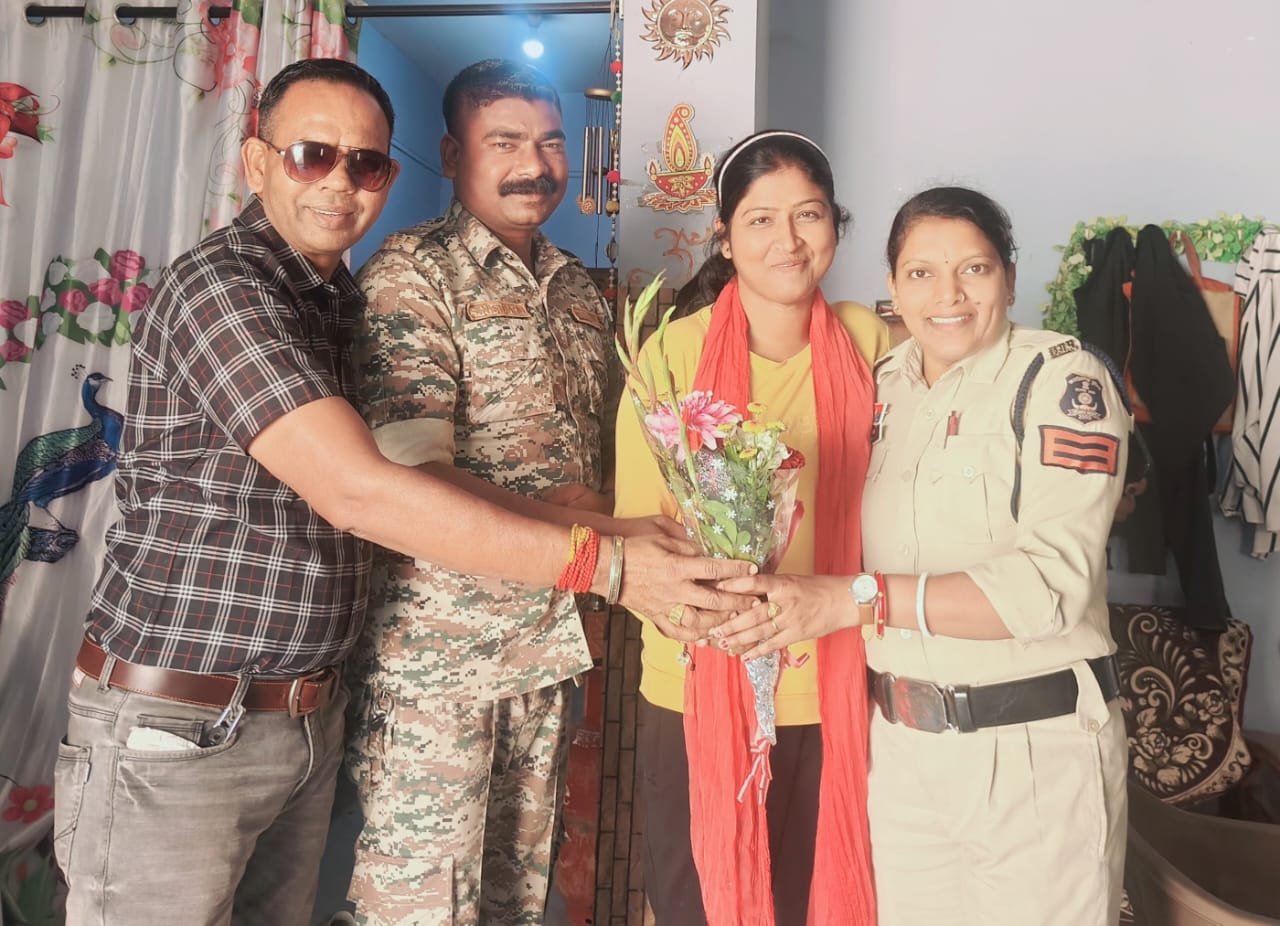 महिला सशक्तिकरण का अनूठा सम्मान: खरसिया पुलिस ने पत्रकार पूजा जायसवाल को किया सम्मानित