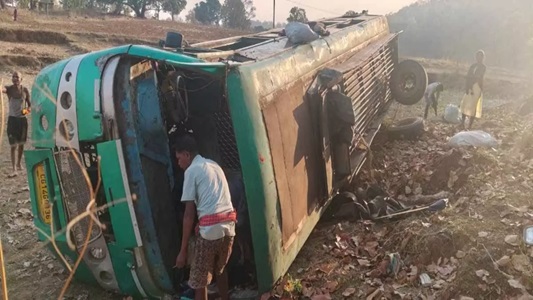 तेज रफ्तार बस पलटी, कई यात्री घायल