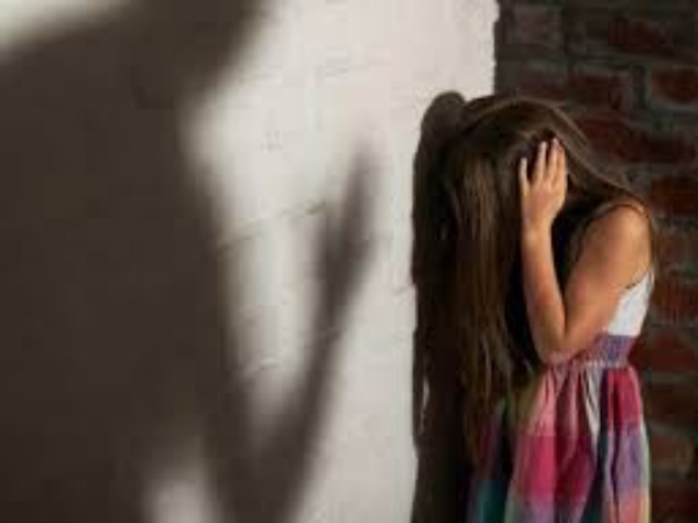 कोयंबटूर में छात्रा से अमानवीय व्यवहार: पीरियड्स के चलते सीढ़ियों पर बैठकर दी परीक्षा, वीडियो वायरल