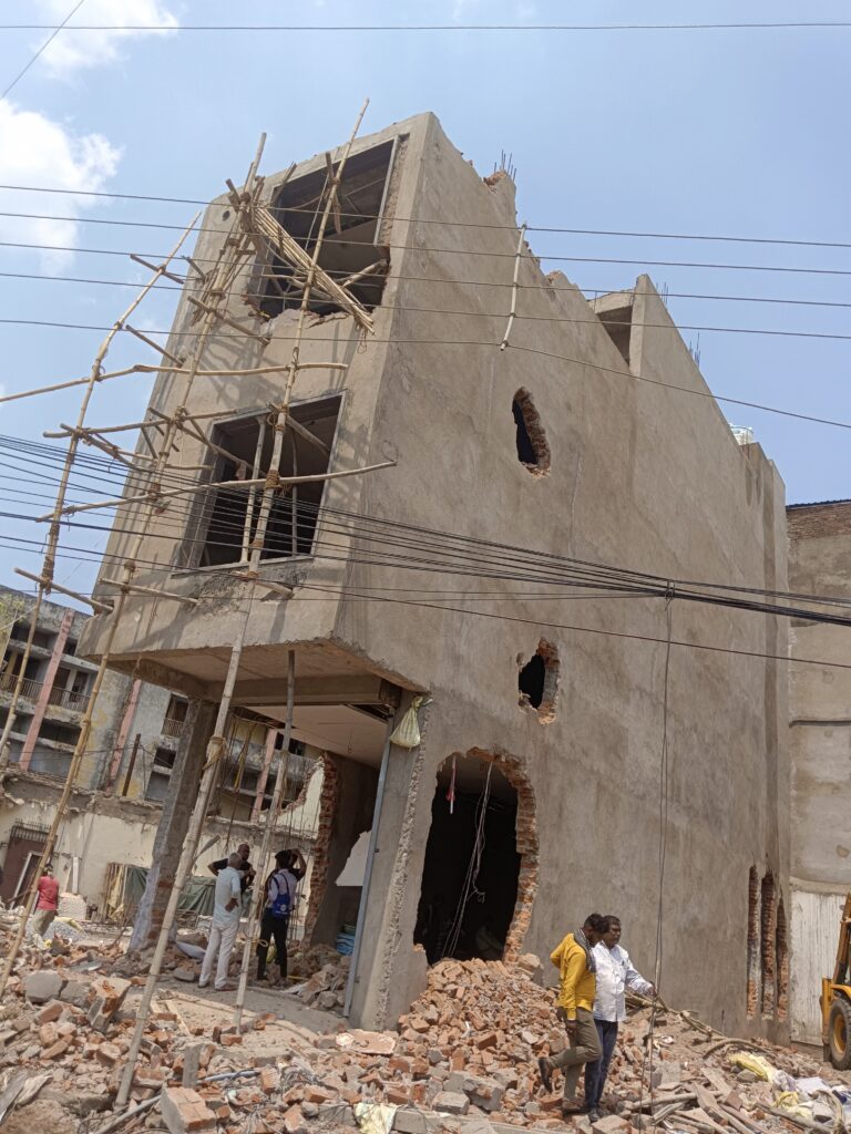 पुराना बस स्टैंड क्षेत्र में निगम की बड़ी कार्रवाई, अवैध निर्माण पर चला बुलडोजर