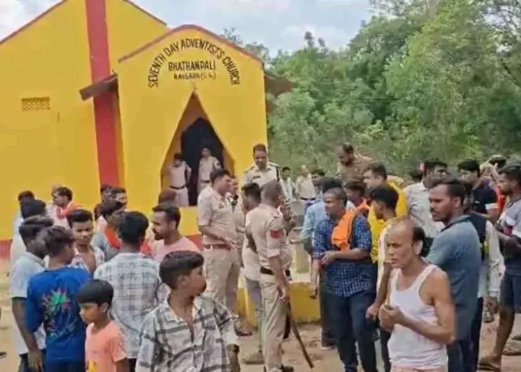 रायगढ़ : भाटनपाली गांव में मंदिर तोड़ने को लेकर भड़का धार्मिक तनाव, पुलिस ने संभाला मोर्चा