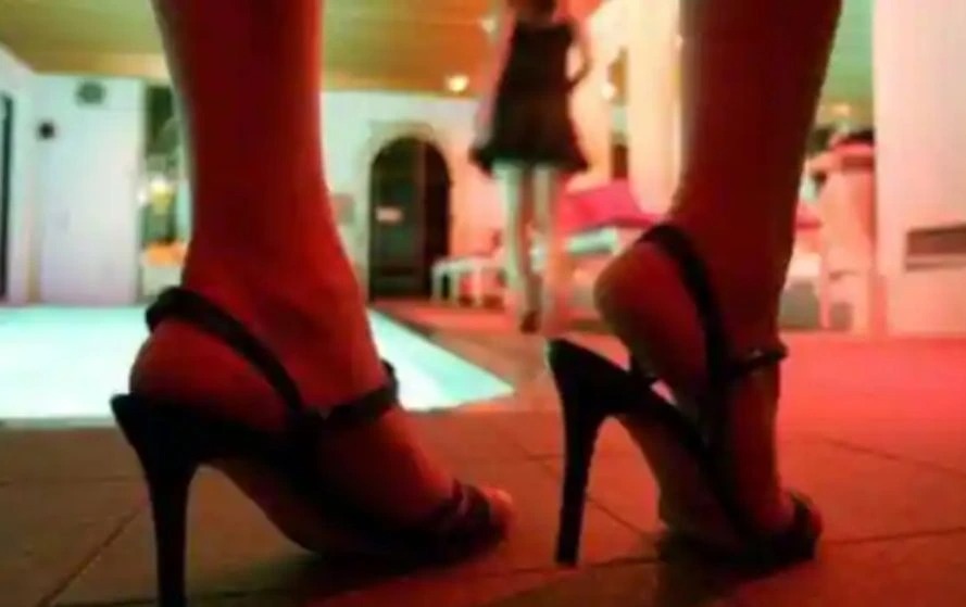 रायपुर के दो होटलों में सेक्स रैकेट का पर्दाफाश: 11 युवतियां और 4 युवक गिरफ्तार, होटल मालिक भी आरोपी