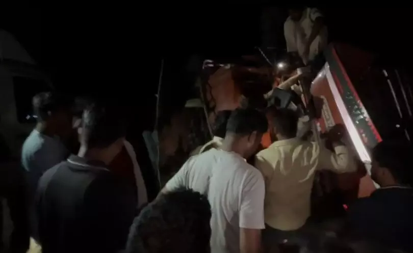 तेज रफ्तार मालवाहक पलटा, तीन घायल – रतनपुर में रेस्क्यू ऑपरेशन चला ढाई घंटे