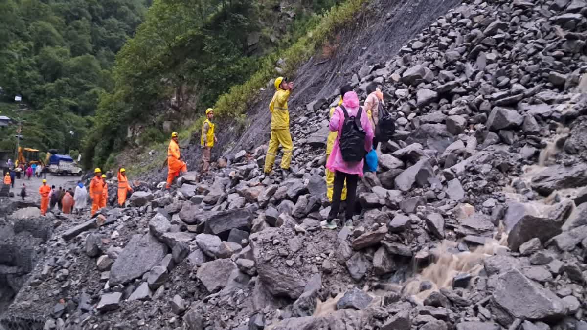 मुनकटिया में भूस्खलन से केदारनाथ यात्रा मार्ग बाधित, 40 से अधिक यात्री सुरक्षित रेस्क्यू