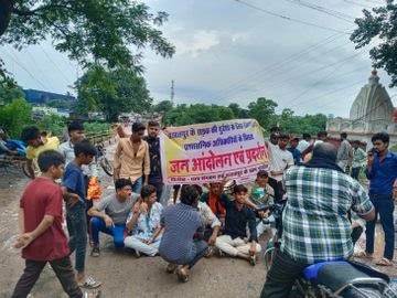 बिलासपुर-मुंगेली हाईवे पर जर्जर सड़क को लेकर युवाओं का चक्का जाम, केंद्रीय मंत्री का काफिला लौटा