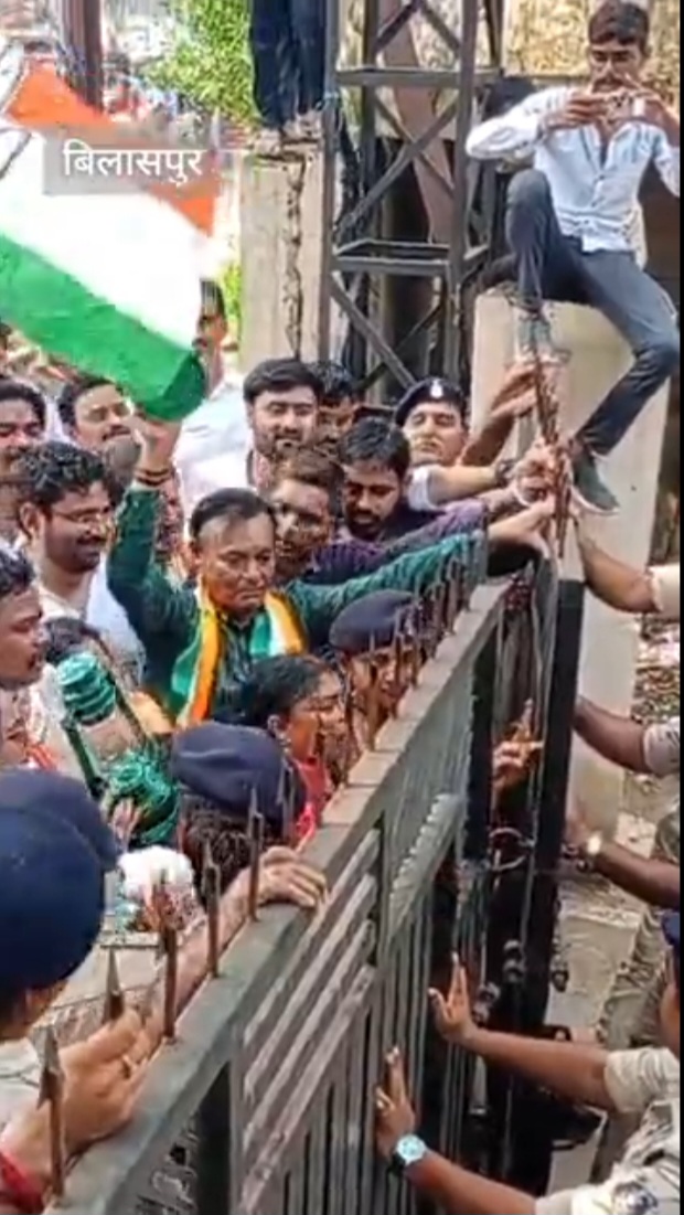बिलासपुर में कांग्रेस का बिजली विभाग के खिलाफ प्रदर्शन, लालटेन लेकर बैठे धरने पर