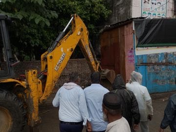 बिलासपुर की पुरानी सब्जी मंडी में प्रशासन की बड़ी कार्रवाई, वैध किरायेदारों की 15 दुकानें ढहाई गईं, हाईकोर्ट में मामला विचाराधीन