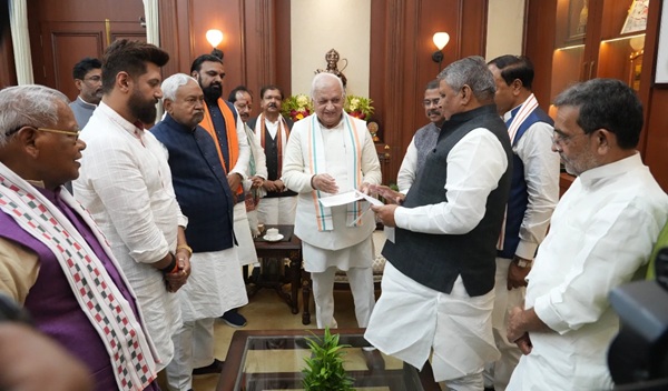 नीतीश कुमार ने दिया इस्तीफा, 20 नवंबर को दसवीं बार लेंगे मुख्यमंत्री पद की शपथ<br>गांधी मैदान में भव्य समारोह, प्रधानमंत्री मोदी होंगे शामिल