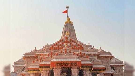 “अयोध्या में इतिहास रचा : 45 किलो सोने से सजा राम मंदिर, 161 फीट शिखर पर फहराया गया धर्म ध्वज”