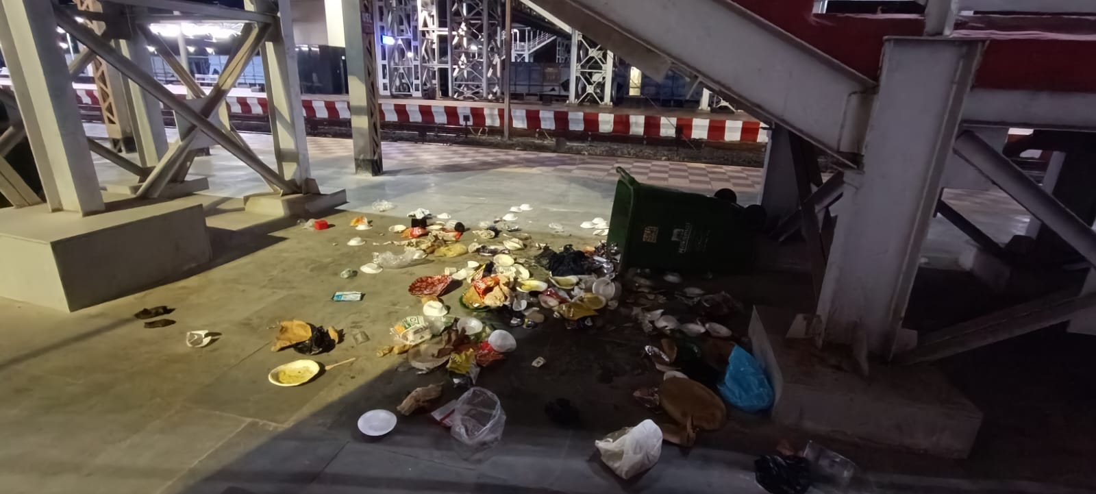 Bilaspur News: उसलापुर स्मार्ट सिटी रेलवे स्टेशन की बदहाल सफाई—यात्रियों को कुत्तों संग सोना पड़ा, स्टेशन परिसर में फैली गंदगी से नाराज़गी