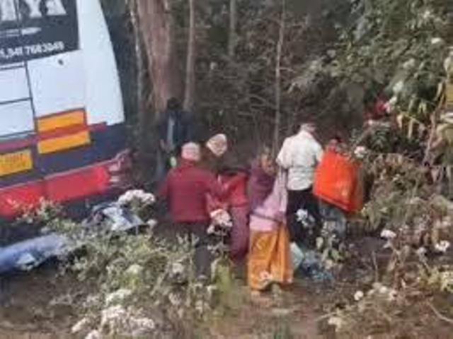 छत्तीसगढ़ में अनियंत्रित टूरिस्ट बस पेड़ से टकराई, भानपुरी थाना क्षेत्र में दर्दनाक हादसा
