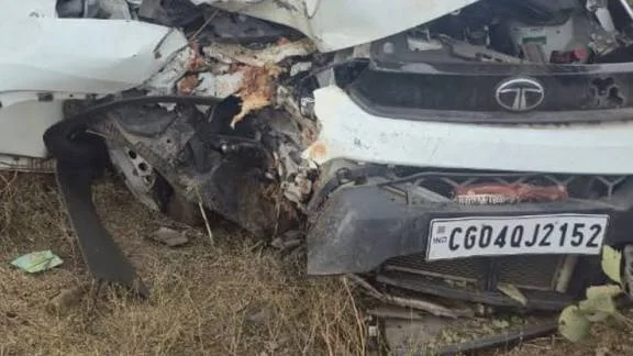 बिलासपुर में दर्दनाक सड़क हादसा: अमरकंटक जा रही कार पेड़ से टकराई, दो की मौत, तीन गंभीर घायल