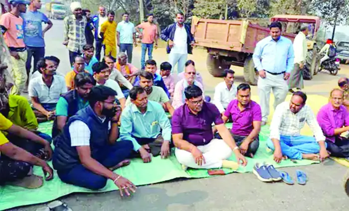 धान खरीदी के टोकन न मिलने से किसानों में आक्रोश, सड़क पर ट्रैक्टर अड़ा कर चक्काजाम—प्रशासन ने मौके पर पहुंचकर कराया शांत