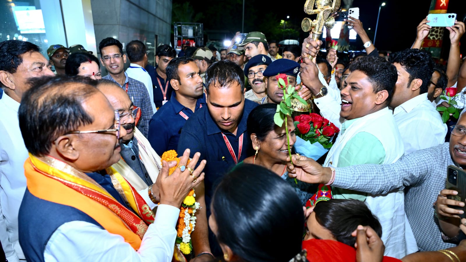 पश्चिम बंगाल में भाजपा की ऐतिहासिक विजय के बाद मुख्यमंत्री श्री विष्णुदेव साय का रायपुर आगमन पर भव्य स्वागत