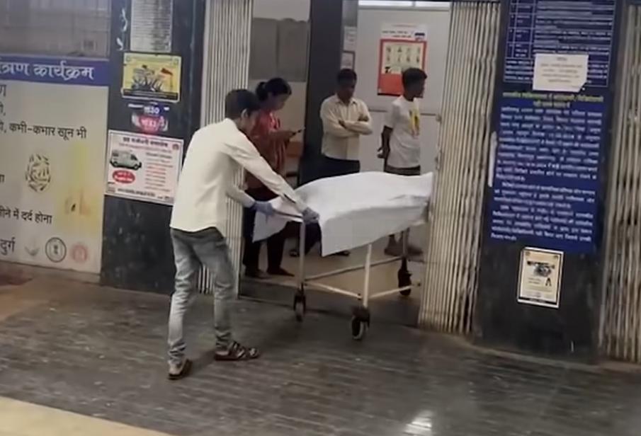 दुर्ग में प्रेम प्रसंग बना खूनी संघर्ष: युवक की बेरहमी से हत्या, घायल भाई को ठेले में अस्पताल पहुंचाया गया