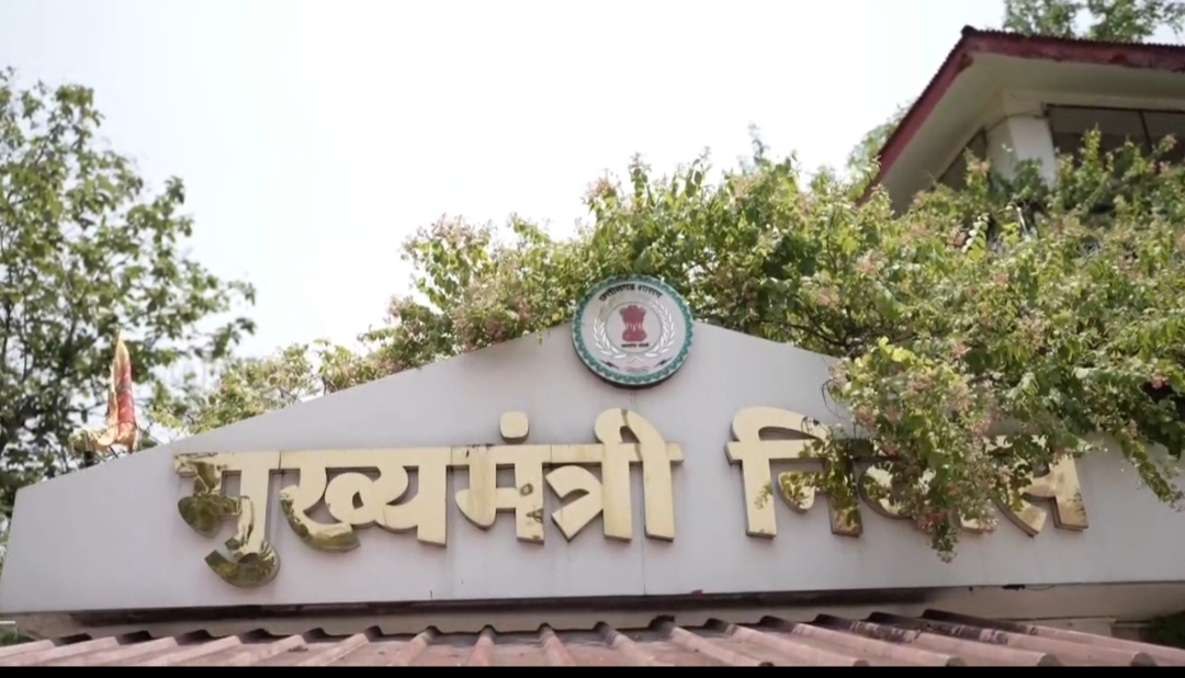 मुख्यमंत्री निवास में टॉपर्स से संवाद : संघर्ष, शिक्षा, स्वास्थ्य और सपनों पर हुई खुलकर चर्चा