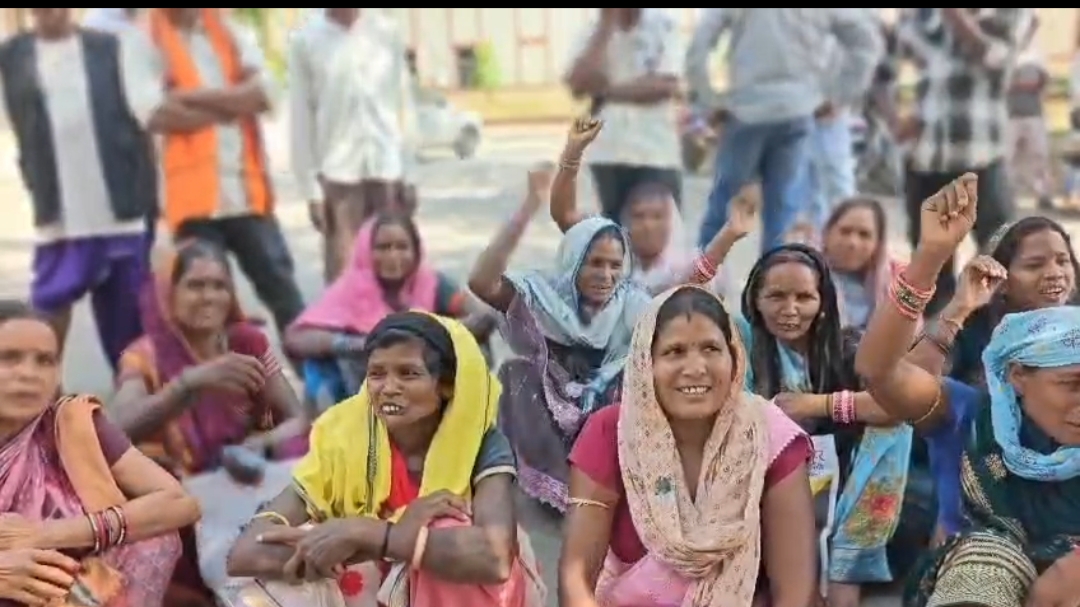 लोभ, आक्रोश और जीत: रायगढ़ में ‘अडानी फाउंडेशन’ के बांटे गए सामानों को ग्रामीणों ने सड़क पर फेंका, भारी विरोध के बाद प्रशासन ने घुटने टेके, जनसुनवाई स्थगित!