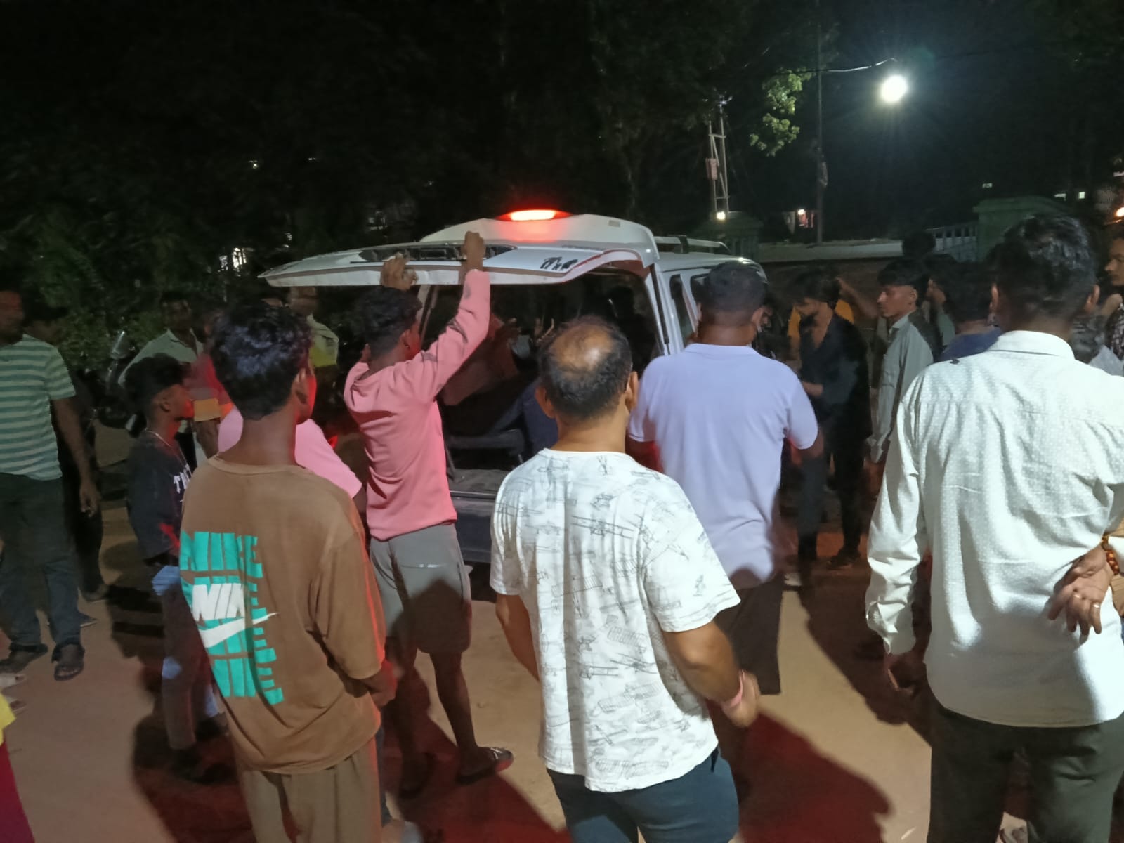 दरिमा थाना के सामने भीषण सड़क हादसा: दो बाइक की आमने-सामने टक्कर, तीन युवक गंभीर घायल, 108 एंबुलेंस नहीं मिलने पर उठे सवाल