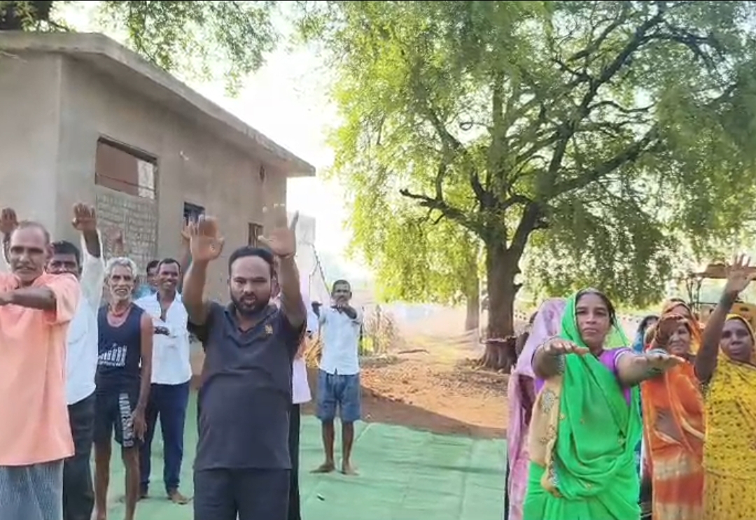 बरद्वार बना योगमय: सरपंच ने ग्रामीणों के साथ किया सामूहिक योगाभ्यास, स्वस्थ जीवन का दिया प्रेरक संदेश