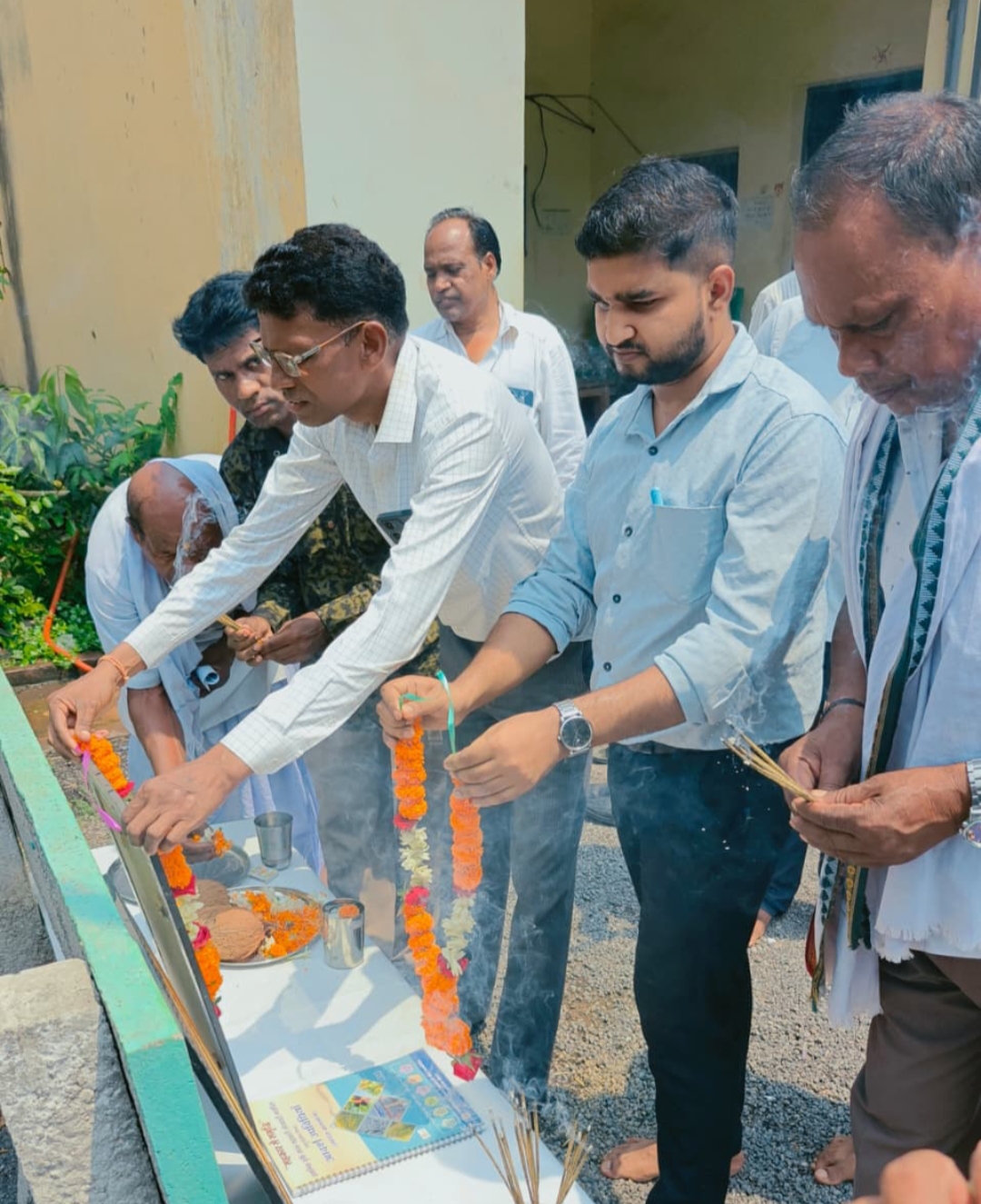 सहकारिता सप्ताह की शुरुआत: खरसिया आदिम जाति सेवा सहकारी समिति में ध्वजारोहण, सहकारिता के मूल्यों को किया गया नमन