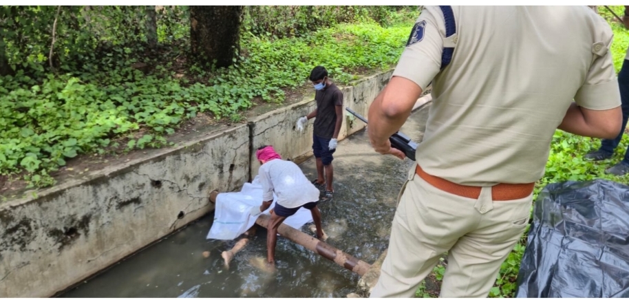 तितली चौक के पास नाले में मिला अर्धनग्न महिला का शव, पहचान में जुटी पुलिस