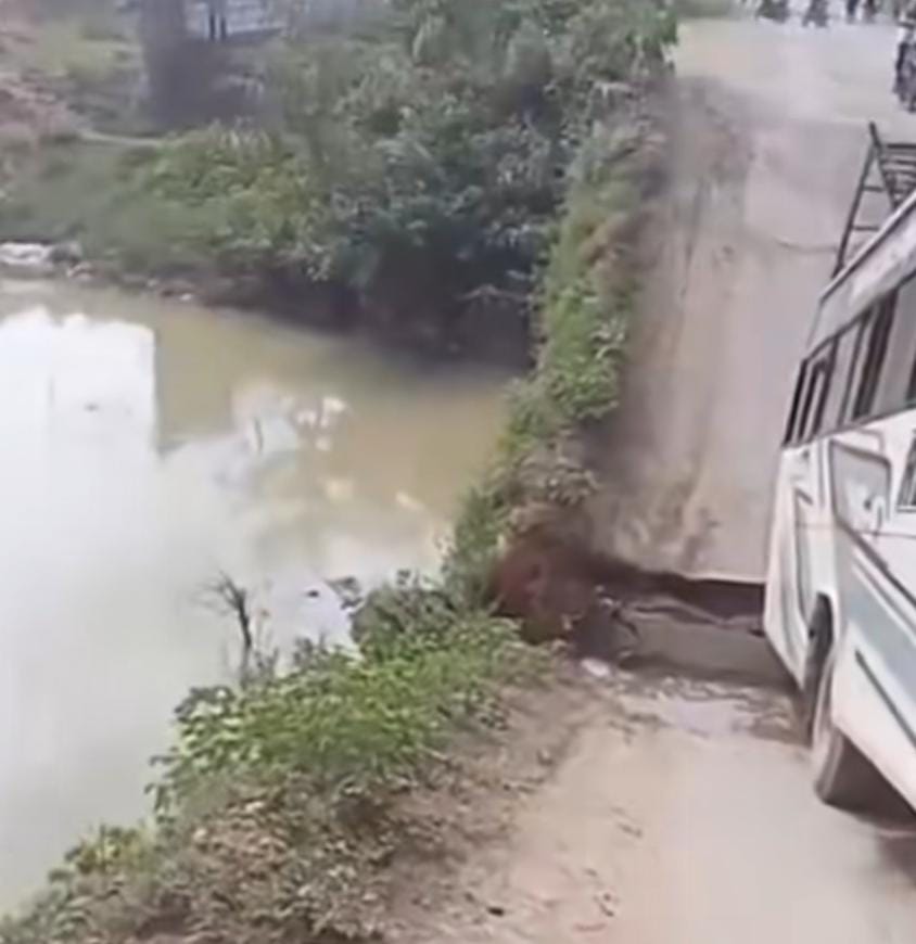 बीच पुलिया में धंसी यात्री बस, 35 यात्रियों की सांसें थमीं… चालक की सूझबूझ से टला बड़ा हादसा