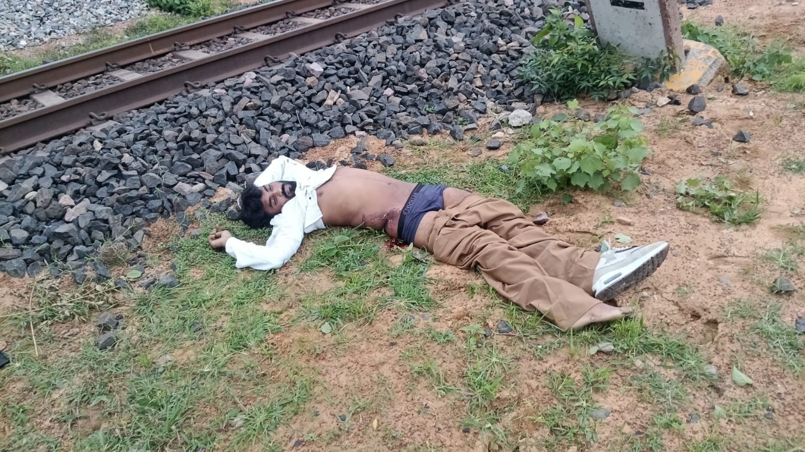 सूरजपुर ब्रेकिंग: अज्ञात युवक का शव मिलने से इलाके में हड़कंप, जांच में जुटी पुलिस