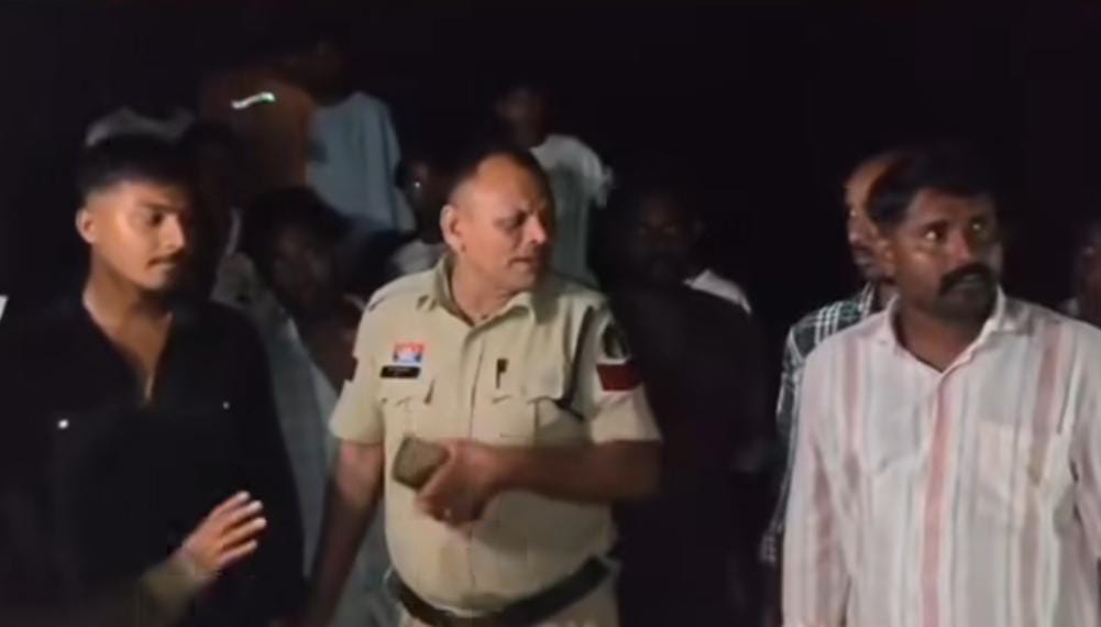आधी रात श्मशानघाट में चार लोगों की संदिग्ध गतिविधि से मचा हड़कंप, ग्रामीणों ने एक युवक को दबोचा