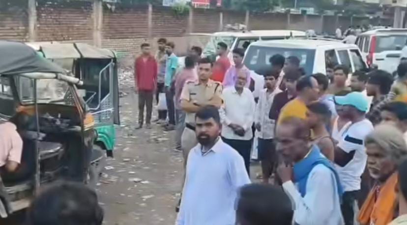 शराब दुकान परिसर में दिनदहाड़े ऑटो चालक की हत्या, ऑटो के अंदर खून से लथपथ मिला शव; इलाके में मचा हड़कंप