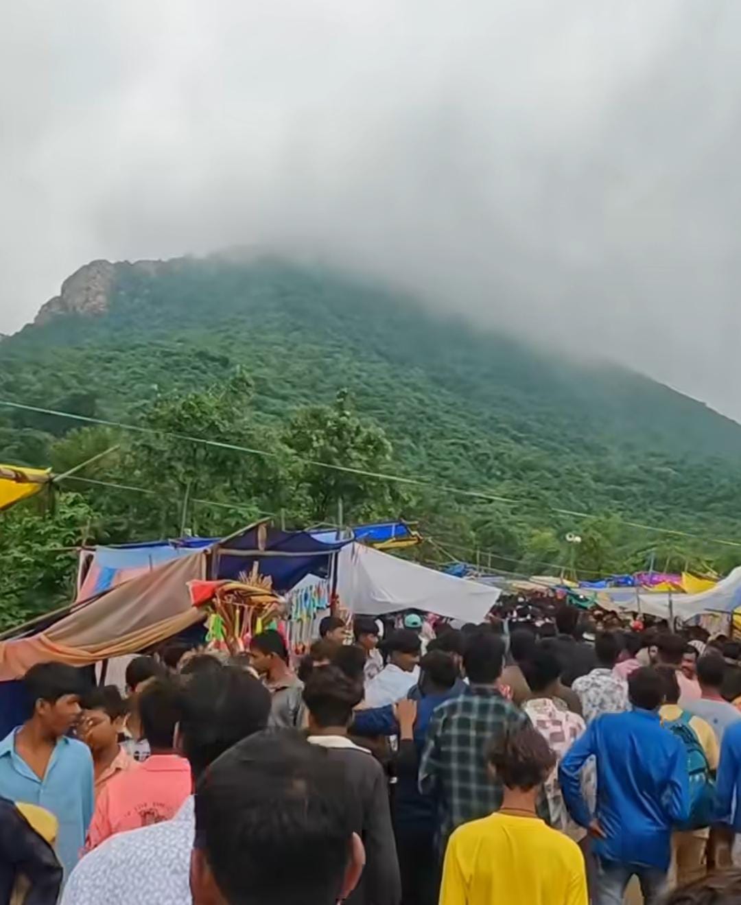नाग पंचमी पर दल्हा पहाड़ में उमड़ा आस्था का सैलाब, हजारों श्रद्धालुओं ने की पूजा-अर्चना