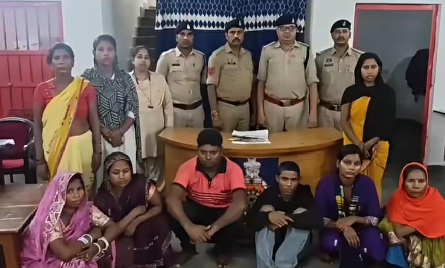 चलती बस में चेन झपटमारी करने वाला गिरोह बेनकाब, 7 महिलाओं समेत 9 गिरफ्तार